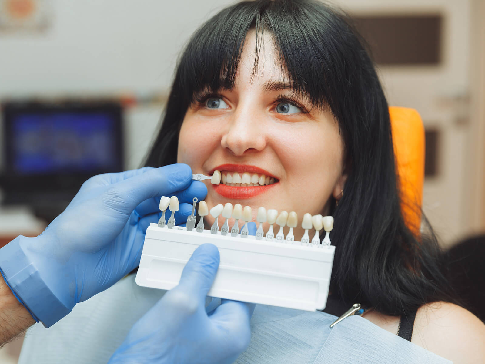 Dental Bonding or Porcelain Veneers – Which Is Right For You?